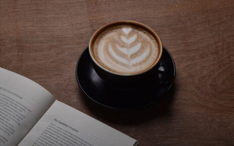 Cappuccino und ein Buch auf dem Tisch