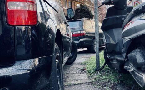 Zugeparkt Gehwege sind ein Problem in vielen Städten, so auch im Bachgau