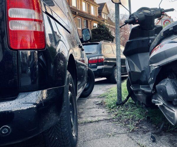 Zugeparkt Gehwege sind ein Problem in vielen Städten, so auch im Bachgau