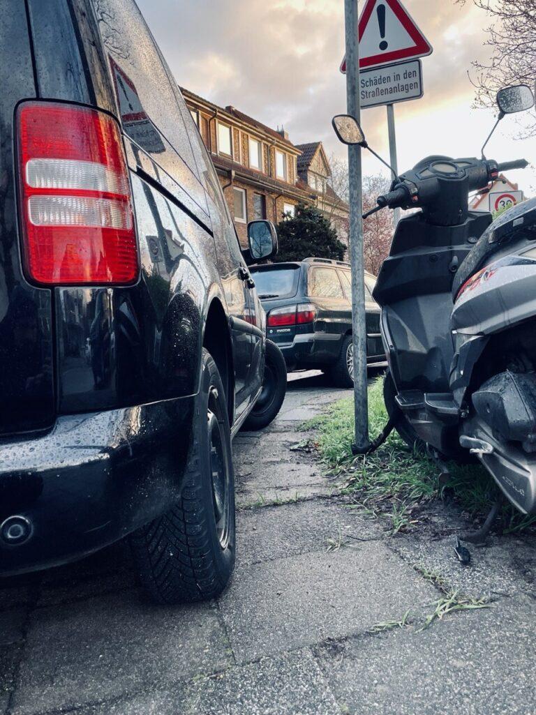 Zugeparkte Gehwege im Bachgau: Eine Gefahr für Fußgänger und eine Verletzung der Gesetze
