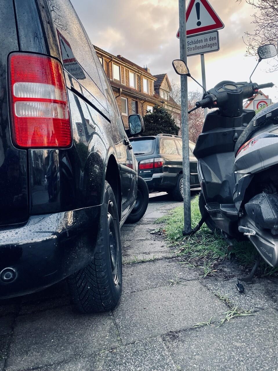 Zugeparkt Gehwege sind ein Problem in vielen Städten, so auch im Bachgau
