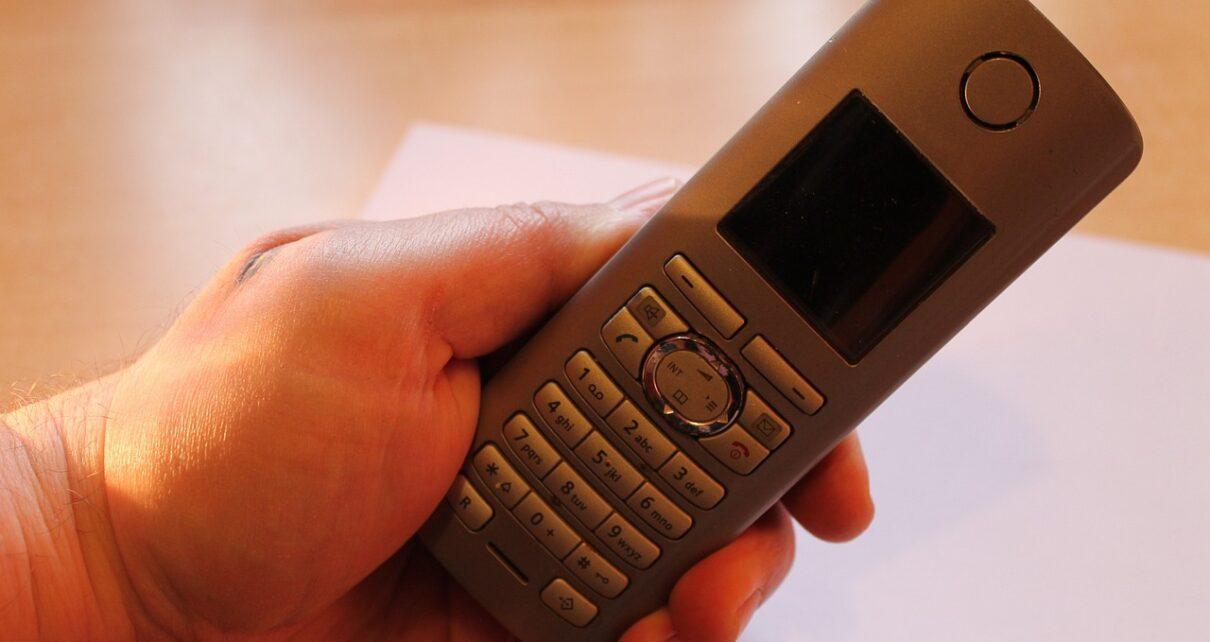 Mobiltelefon in einer Hand