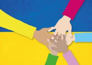 Übereinander gelegt Hände auf einer ukrainischen Flagge