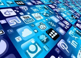 Smartphone mit Social Media Apps