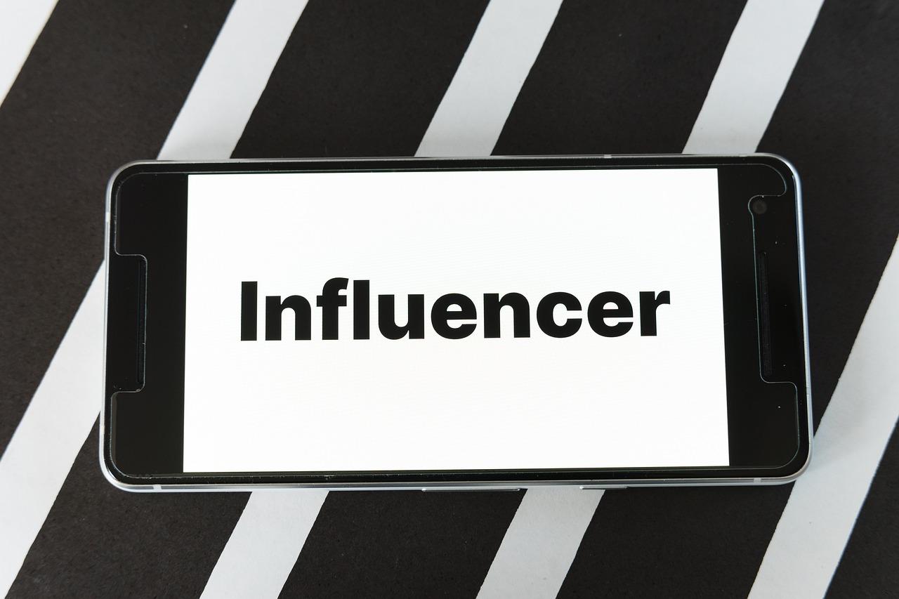 Smartphone mit Influencer Aufschrift