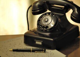 Altes Wählscheiben Telefon in Schwarz