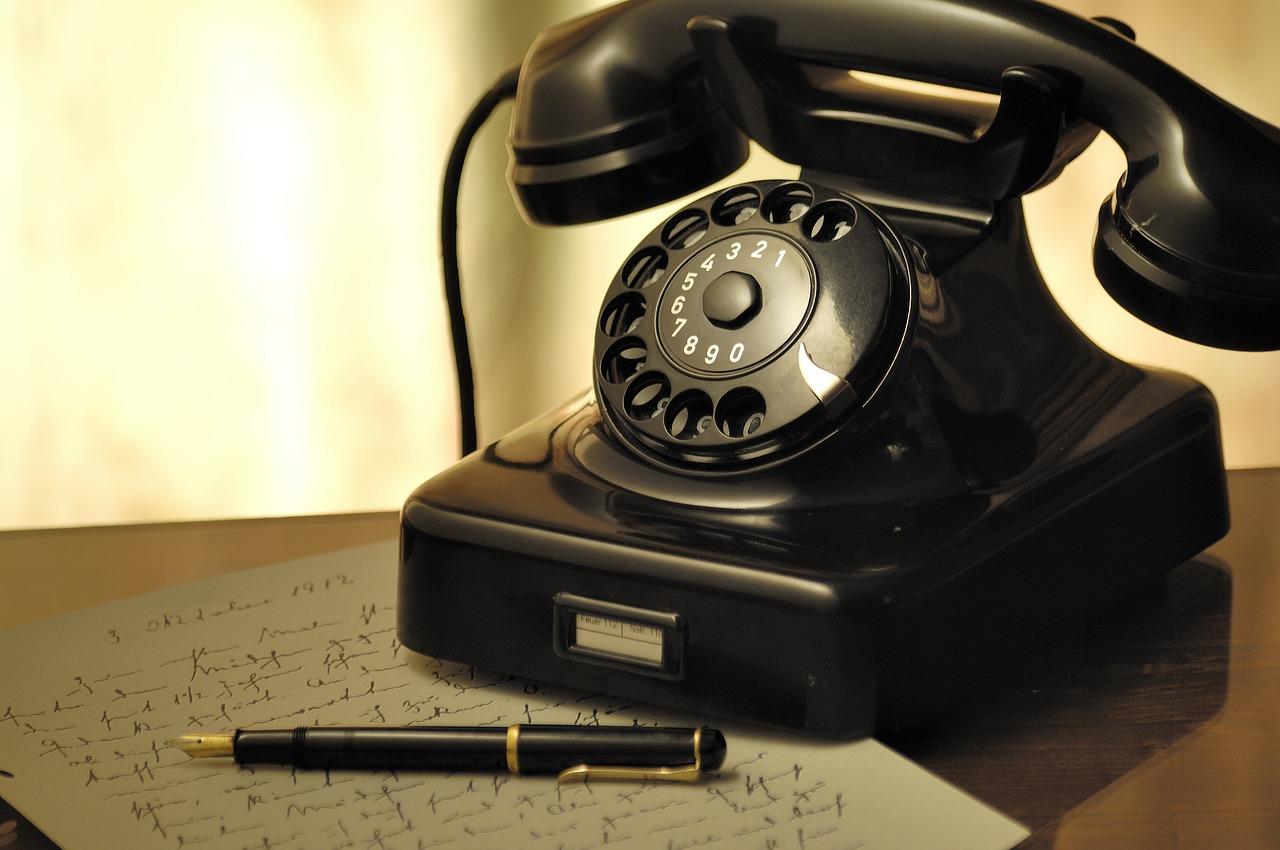 Altes Wählscheiben Telefon in Schwarz