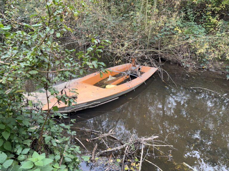 Hösbach: Gesunkene Segeljolle in der Aschaff entdeckt – Wasserschutzpolizei sucht Eigentümer